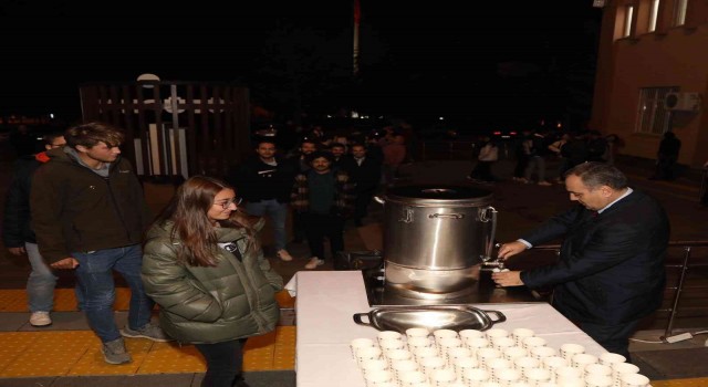 Rektör Altundan öğrencilere çorba ikramı