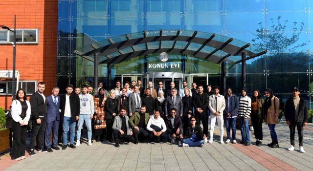 Rektör Özölçer, yabancı öğrencilerle bir araya geldi