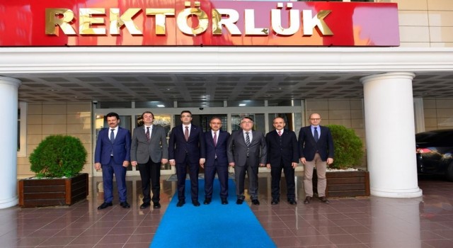 Rektörü Özölçerden Adalet Bakan Yardımcılarına hediye