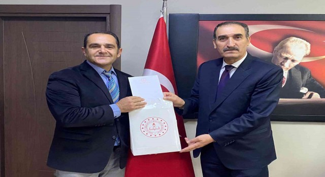 Resim yarışmasında birinci olan öğretmene hediyesi takdim edildi