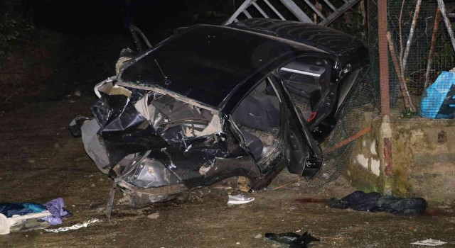 Rizede bariyerlere çarpan araç 3 metrelik duvardan düştü: 2 ölü, 3 ağır yaralı