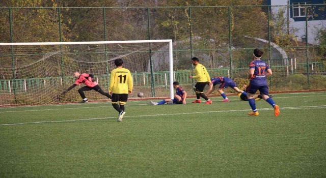 Sahada fenalaşan oyuncuya rakip takımın hocası yardım etti