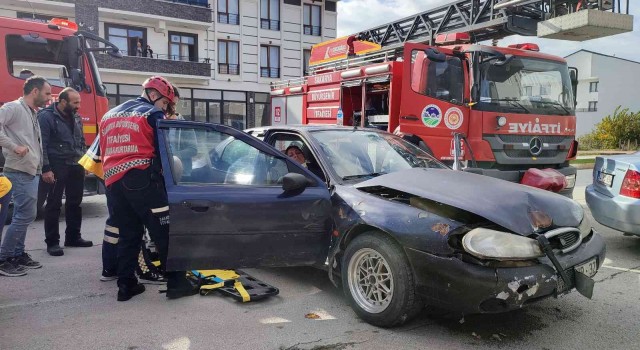 Sakaryada iki otomobil çarpıştı: 2 yaralı