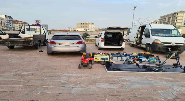 Saklanan tarihi eser kaçakçılarını, sahte plakalı araç ele verdi
