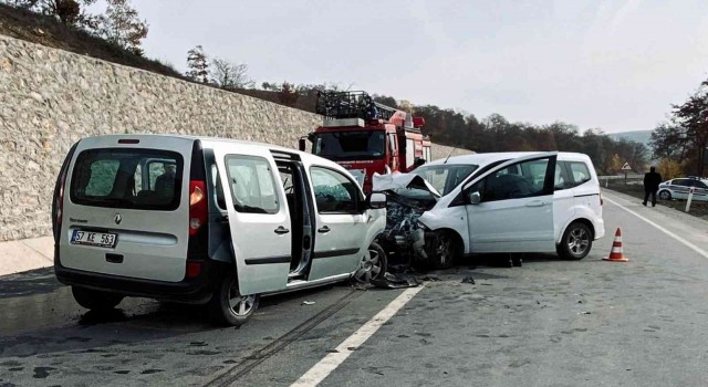 Samsunda 2 hafif ticari araç kafa kafaya çarpıştı: 1 ölü, 7 yaralı