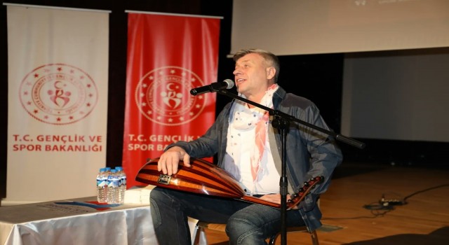 Sanatçı Metin Şentürk Ağrıda gençlerle buluştu