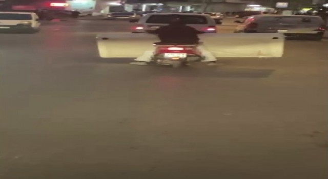 Sancaktepede şaşkına çeviren olay: Motosiklette yatak taşıdı