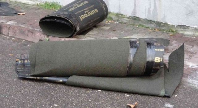 Sancaktepede şiddetli rüzgar binanın çatısını uçurdu, uçan çatı havada asılı kaldı