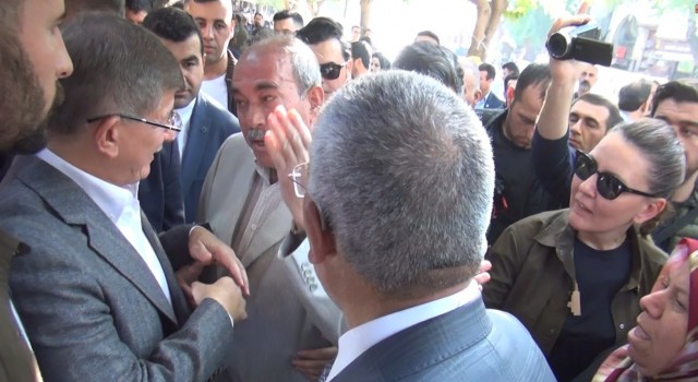Şanlıurfada asker babasından Davutoğluna tepki: Askere kurşun sıkanlarla beraber yürüyorsunuz