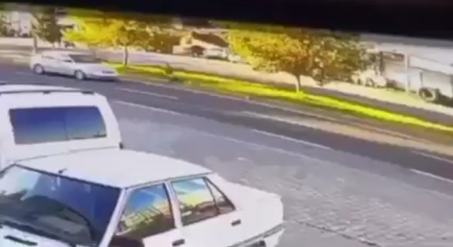 Şanlıurfada otomobilin çocuğa çarpma anı kamerada