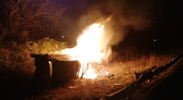 Şarampole yuvarlanan araç cayır cayır yandı, sürücü ölümden döndü