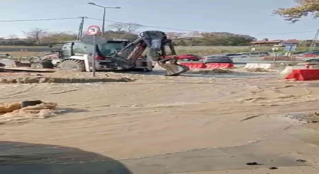 Sarıyerde İSKİ borusu patladı, yollar göle döndü