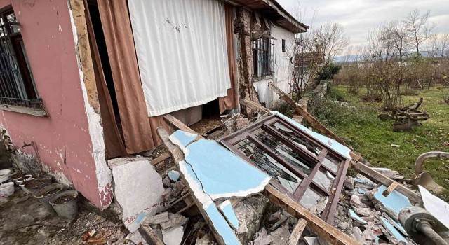 Sarsıntıya dayanamayan müstakil evin duvarı çöktü