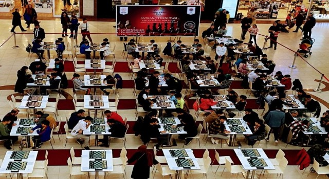 Satranç turnuva şampiyonları yarışıyor