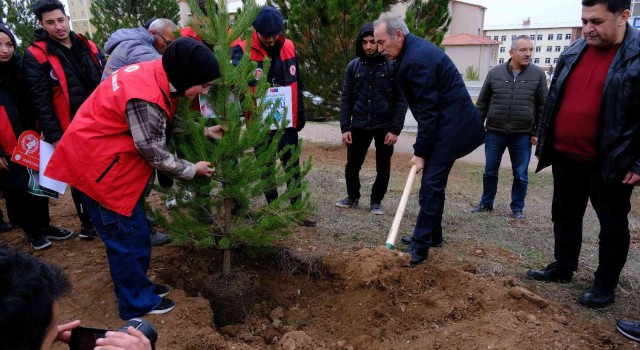 SCÜde onlarca fidan toprakla buluştu