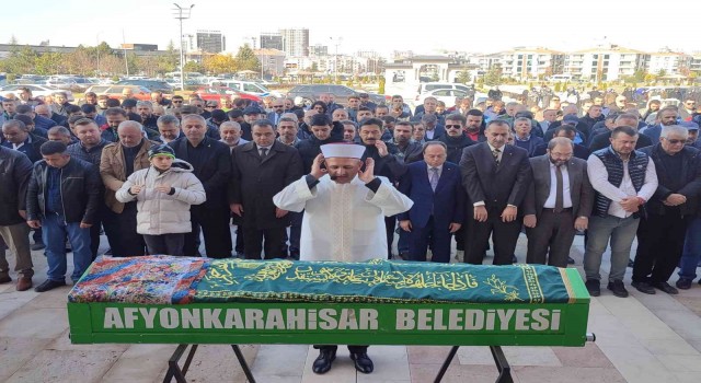 Şehidin vefat eden annesini kahraman oğlunun silah arkadaşları uğurladı