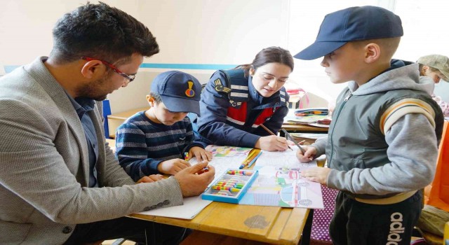 Şehir merkezine 1 saat uzaklıktaki köy okulunda sürpriz Öğretmenler Günü kutlaması