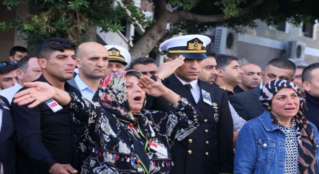 Şehit annesi oğlunu asker selamı ile uğurladı