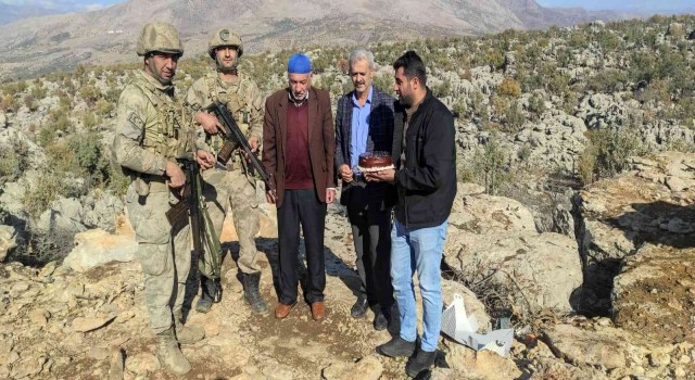 Şehit babalarından 12 Kasım Uzman Çavuşlar Gününde uzman çavuşlara pastalı kutlama