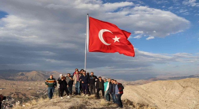 Şehit öğretmenlere vefa: İsimlerini bayrak direğine yazıp dağın tepesine diktiler