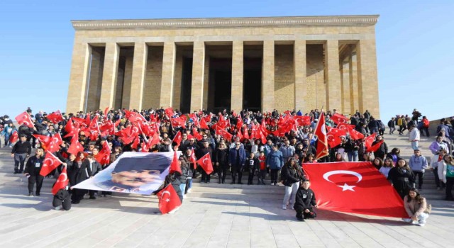 Selçuklu gençler Anıtkabirde