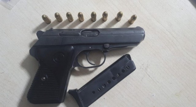 Selçukta çeşitli suçlardan arananlara ve zehir tacirlerine baskın: 24 gözaltı