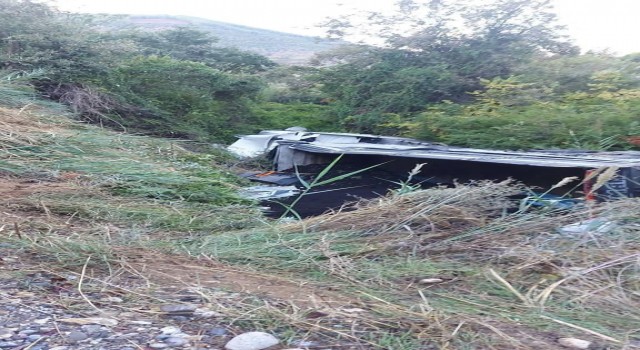 Sera gübresi yüklü tır şarampole yuvarlandı: 1 yaralı