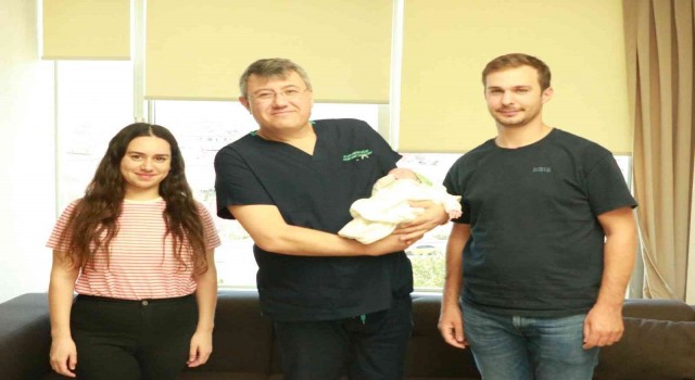 Serklaj işlemi ile erken doğum riski yüksek olan Merve, Tekdende bebeğini sağlıkla kucağına aldı