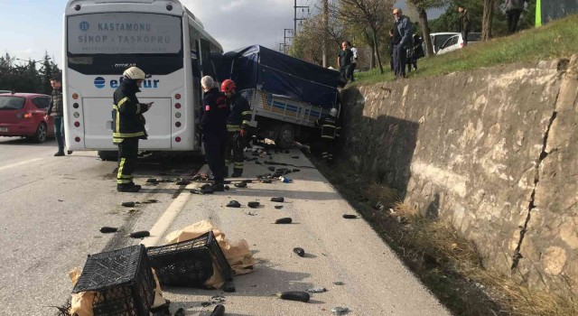 Servis ile kamyonet çarpıştı: 4 yaralı