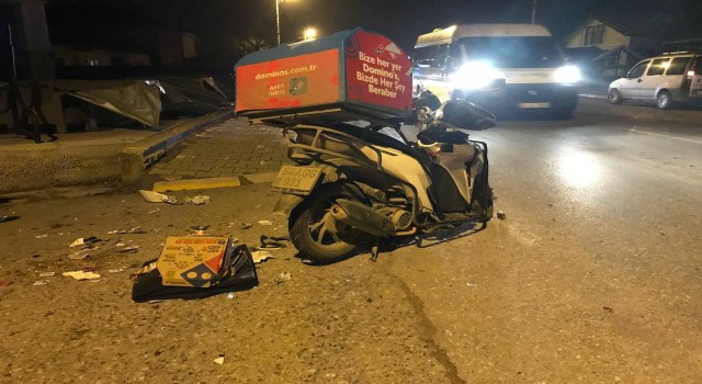 Servis minibüsü ile motosiklet çarpıştı: Dominos Pizza kuryesi ağır yaralandı