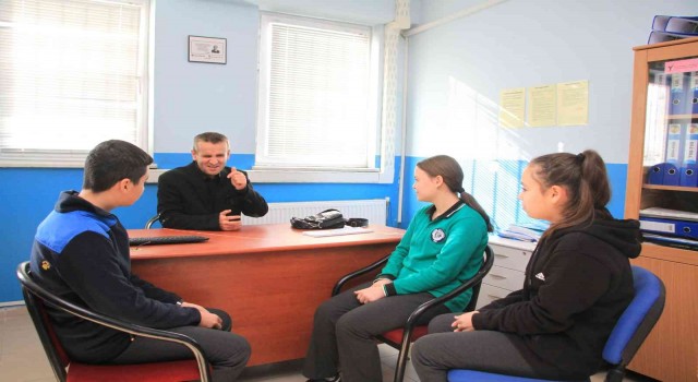 Sesinden tanıdığı öğrencilerine gelecekteki yol haritaları için rehberlik ediyor