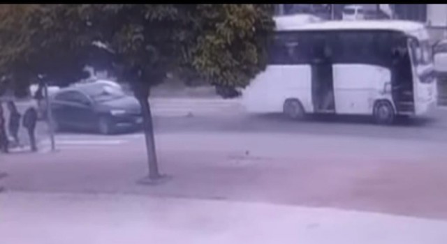 Seyir halindeki minibüs trafikte tehlike saçtı