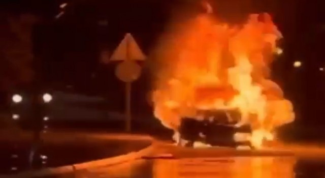 Seyir halindeki otomobil alev topuna döndü