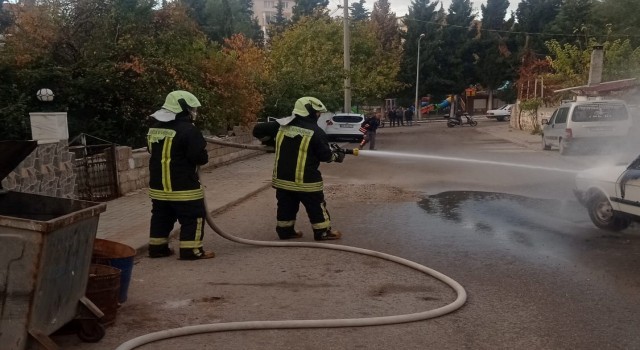 Seyir halindeyken alev alan otomobil kullanılmaz hale geldi