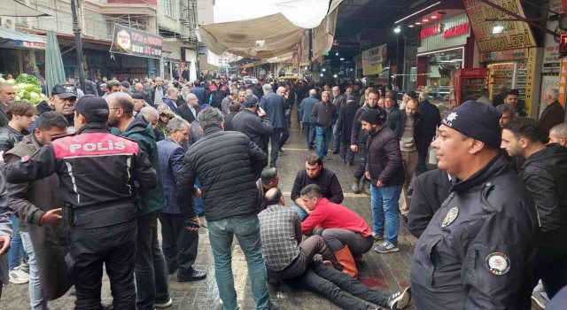 Seyyar satıcıların kavgası kanlı bitti: 1 ağır yaralı