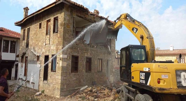 Side antik kentte kaçak yapılar yıkılıyor