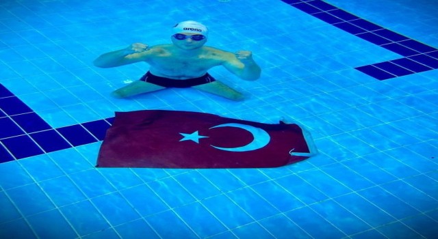 Siirtte bedensel ve işitme engelli sporcular havuzun dibinde Türk bayrağı açtı