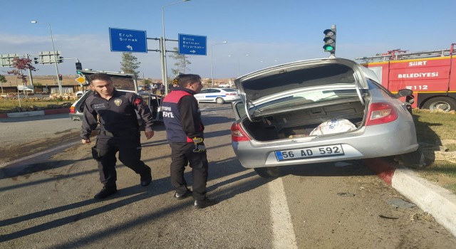 Siirtte iki otomobil çarpıştı: 3 yaralı