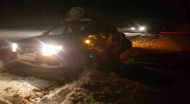 Siirtte karda mahsur kalan güvenlik korucuları ve vatandaşlar kurtarıldı