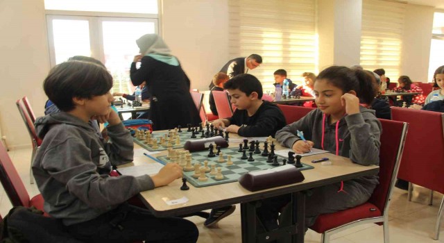 Siirtte satranç turnuvasında anne oğluna rakip oldu