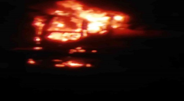 Silvanda kimliği belirsiz kişi veya kişiler iş makinesi yaktı