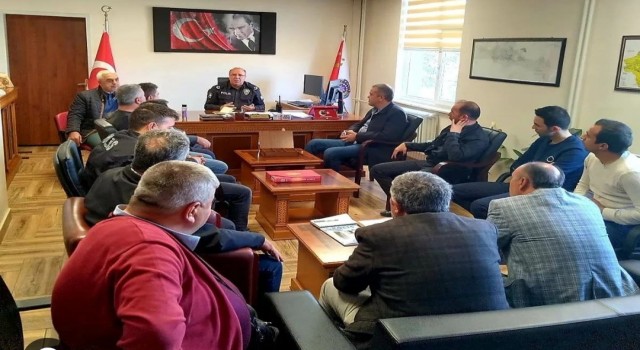 Simav İlçe Emniyet Müdürü Secaattin Aktay, muhtarlarla bir araya geldi