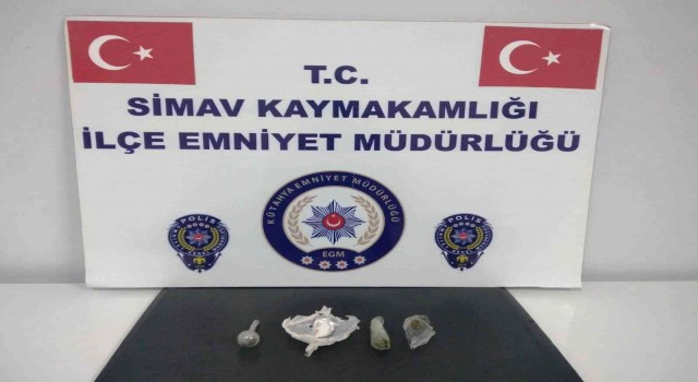 Simavda 3 kişinin bulunduğu araçta uyuşturucu ele geçirildi