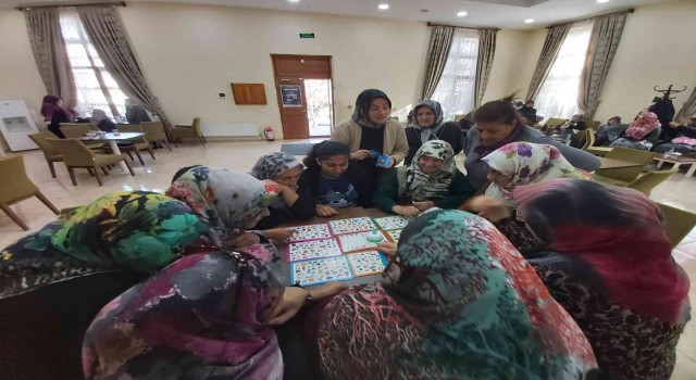 Sincanlı hanımlar bilgilerini yarıştırarak eğleniyor