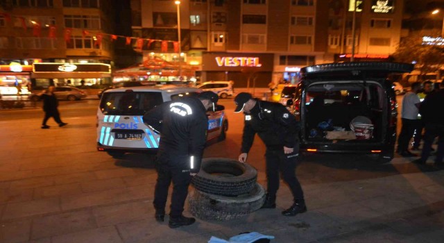 Sinir krizi geçiren vatandaşın meydanda lastik yakma girişimini çevik kuvvet önledi