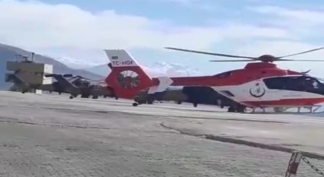 Sınırda kalp krizi geçiren yaşlı adam için ambulans helikopter havalandı
