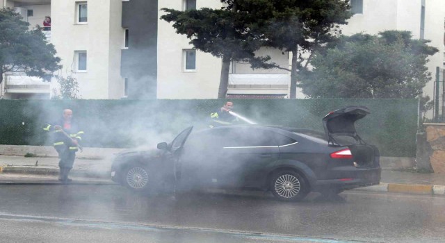 Sinopta seyir halindeki otomobilden dumanlar yükseldi