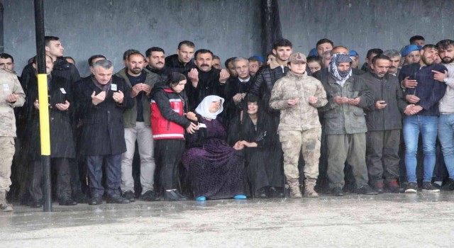 Şırnakta güvenlik korucusu yıldırım isabet etmesi sonucu şehit oldu