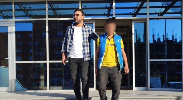 Sırtlandığı kapıyla polise yakalandı