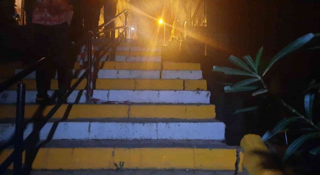 Şişlide inşaat alanının üstündeki yol çöktü: Vatandaşlar korku ile sokağa döküldü